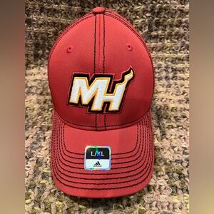 Miami Heat Adidas Curve Brim Hat, NBA, NWT Structured Flex Hat, red, L/XL fitted